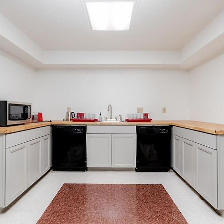 Cozysuites Cwe Stylish Queen With Microwave&Fridge Tower Grove Zewnętrze zdjęcie