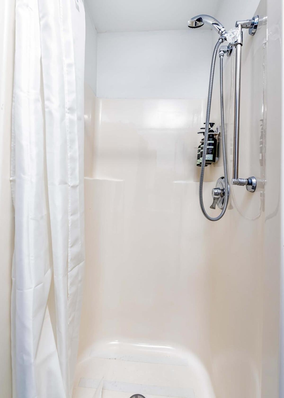 Cozysuites Cwe Stylish Queen With Microwave&Fridge Tower Grove Zewnętrze zdjęcie